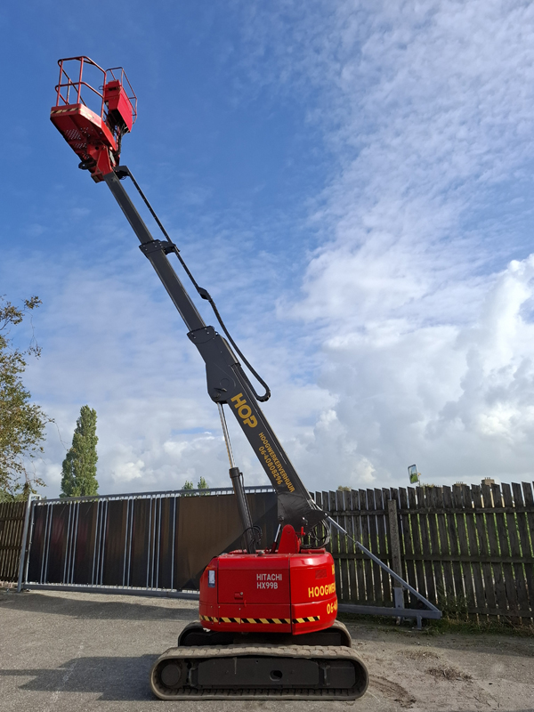 Telescoop hoogwerker op wit rupsonderstel